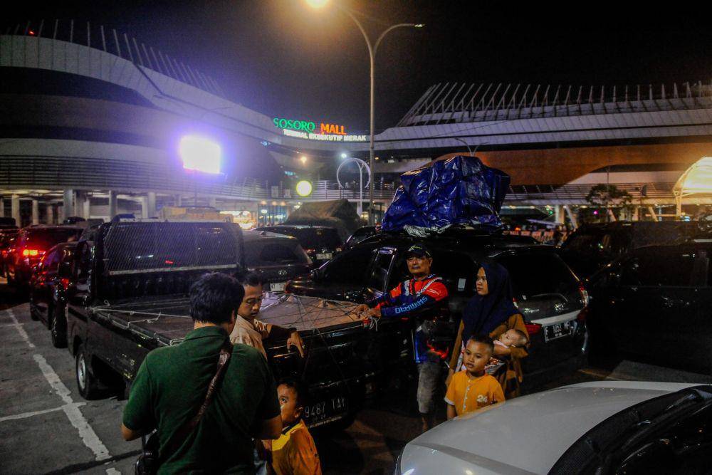 Pemudik mulai memadati Pelabuhan Merak, Cilegon jelang lebaran 2024 ( ANTARA FOTO/Muhammad Bagus Khoirunas)