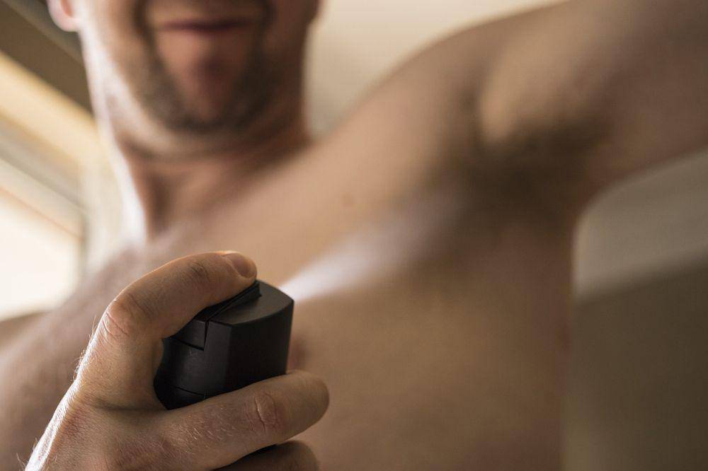Ilustrasi menggunakan deodoran untuk menghilangkan bau badan. (Pixabay.com/Curious_Collectibles)