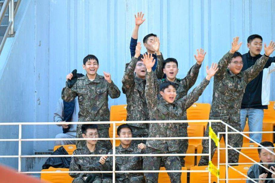 potret V BTS nonton sepak bola pakai seragam militer (via Koreaboo)