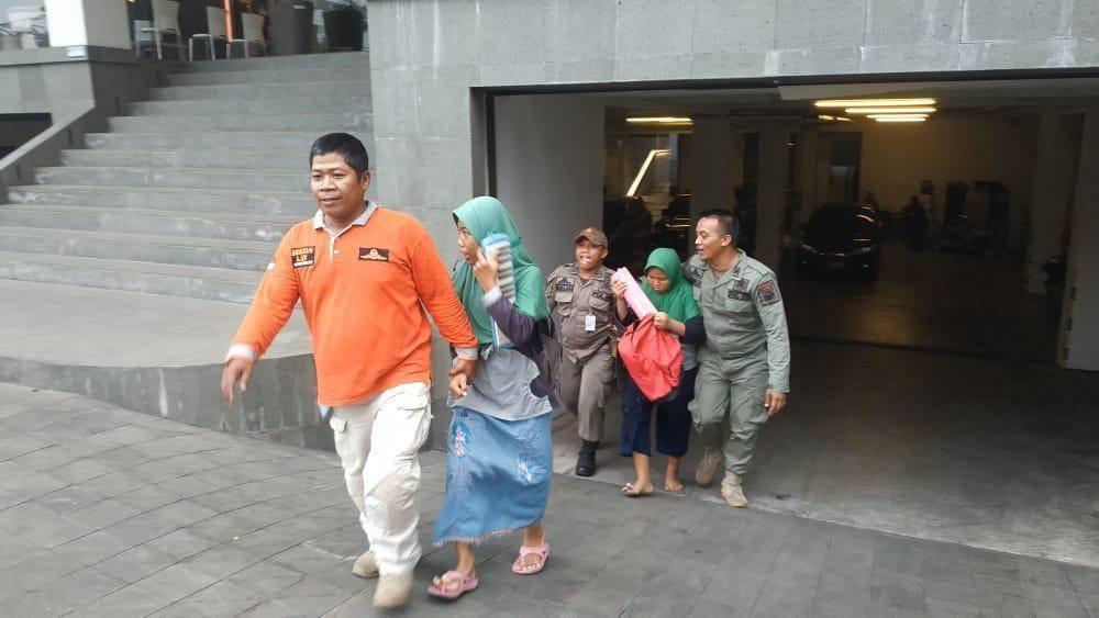 Satpol PP Kota Depok menertibkan PMKS yang berusaha melarikan diri saat dilakukan penertiban. (Dokumen Satpol PP Depok)