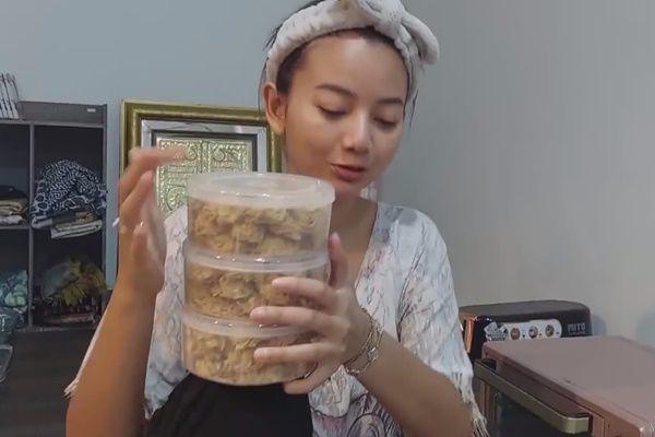 7 Potret Glenca Chysara Bikin Kue Lebaran, Buat Beberapa Menu