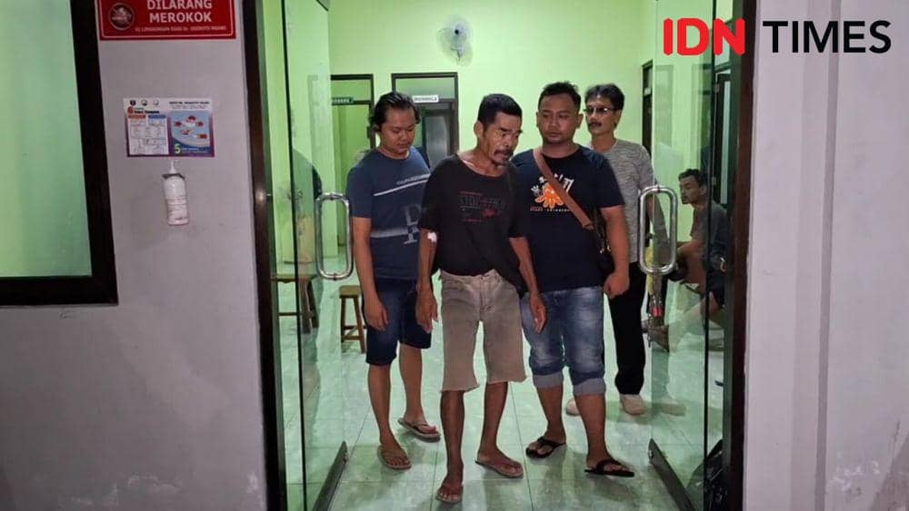 Parsi pelaku pembunuhan istrinya sendiri warga Desa Bringin, Kecamatan Bringin, Kabupaten Ngawi saat digelandang polisi. IDN Times/ Riyanto.