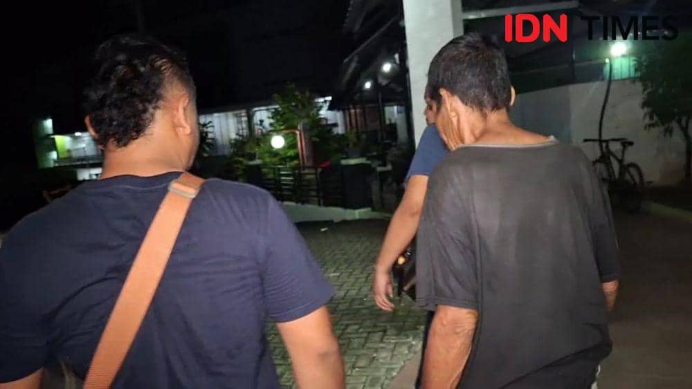 Parsi pelaku pembunuhan istrinya sendiri warga Desa Bringin, Kecamatan Bringin, Kabupaten Ngawi saat digelandang polisi. IDN Times/ Riyanto.