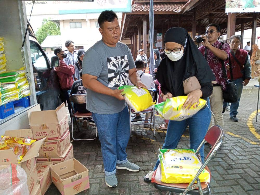 Warga membeli harga beras murah Bulog.(IDN Times/Daruwaskita)