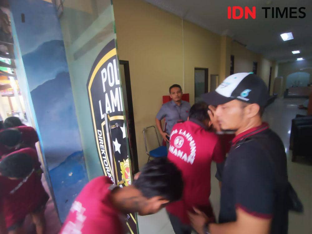 Ungkap kasus porstitusi di indekos Labuhan Ratu, Bandar Lampung oleh Subdit 3 Jatanras Polda Lampung. (IDN Times/Tama Yudha Wiguna).