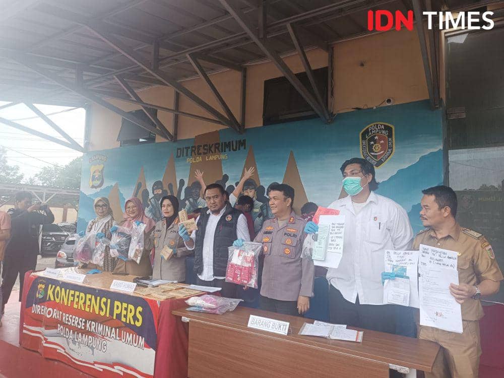 Ungkap kasus porstitusi di indekos Labuhan Ratu, Bandar Lampung oleh Subdit 3 Jatanras Polda Lampung. (IDN Times/Tama Yudha Wiguna).