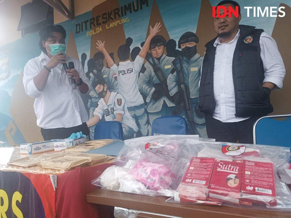 Ungkap kasus porstitusi di indekos Labuhan Ratu, Bandar Lampung oleh Subdit 3 Jatanras Polda Lampung. (IDN Times/Tama Yudha Wiguna).