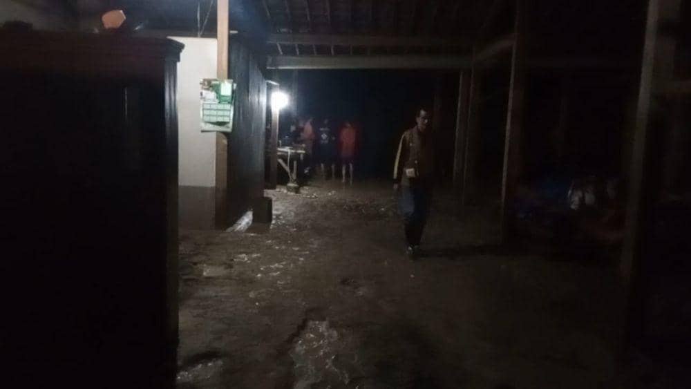 Banjir bandang terjang Desa Kenongorejo, Kecamatan Pilangkenceng, Kabupaten Madiun Jawa Timur. Akibtanya 53 rumah dilaporkan rusak ringan hingga berat. IDN Times/ Istimewa