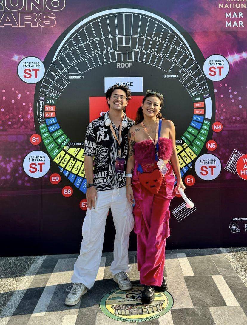 potret artis nonton konser Bruno Mars di Thailand (Instagram.com/narinkovilda)