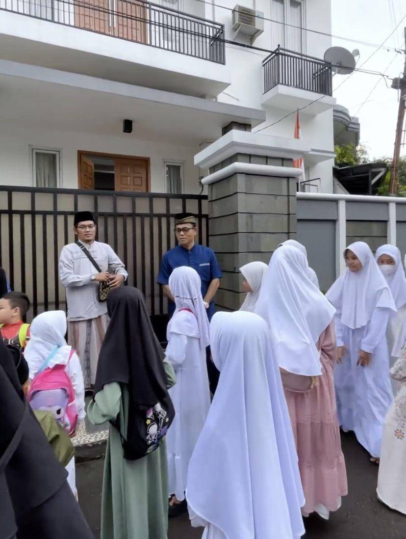 potret orangtua Fuji berbagi rezeki untuk anak yatim di depan rumah (Instagram.com/haji_faisal)