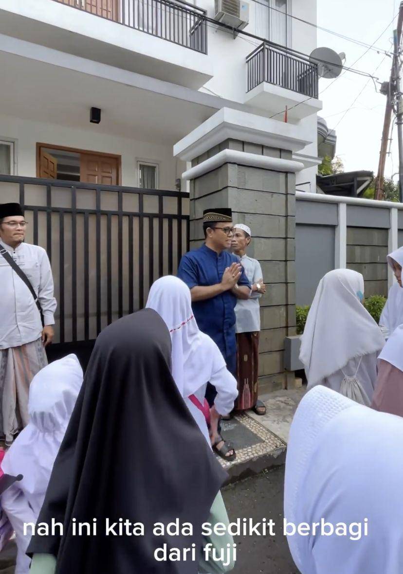 potret orangtua Fuji berbagi rezeki untuk anak yatim di depan rumah (Instagram.com/haji_faisal)