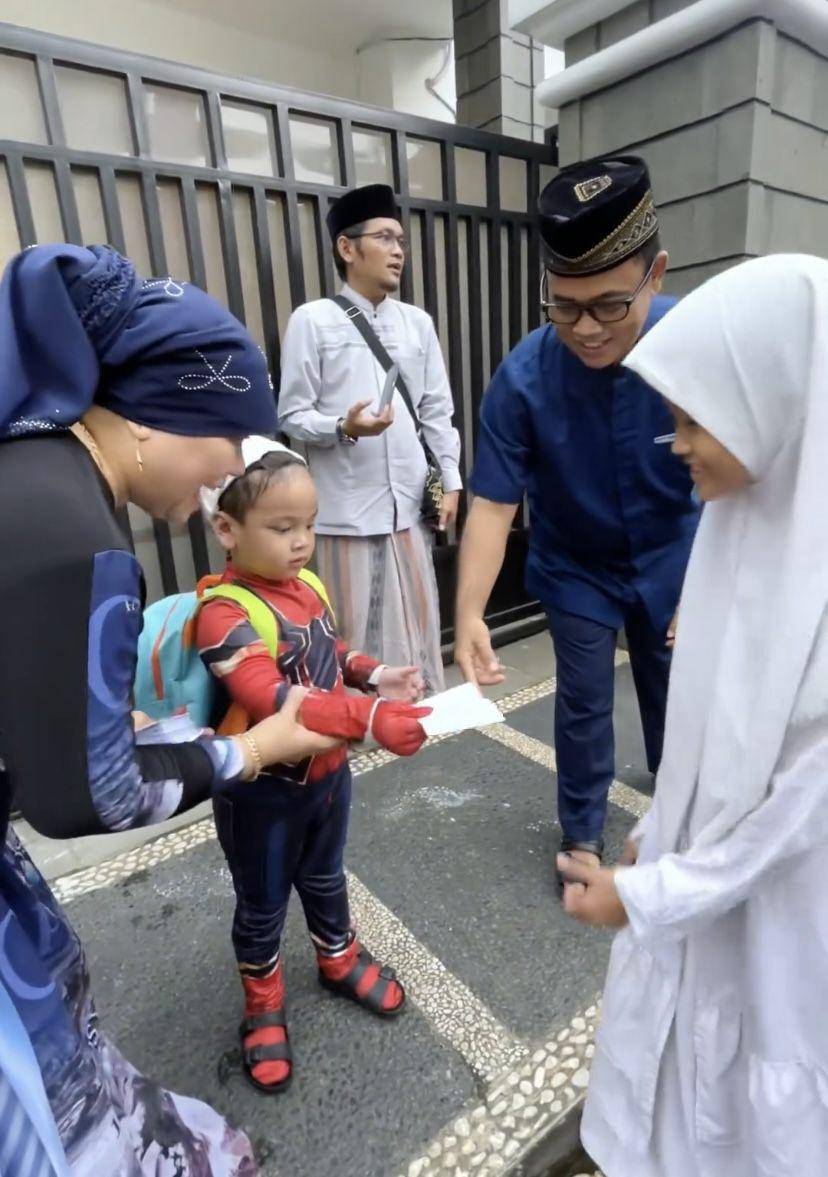potret orangtua Fuji berbagi rezeki untuk anak yatim di depan rumah (Instagram.com/haji_faisal)