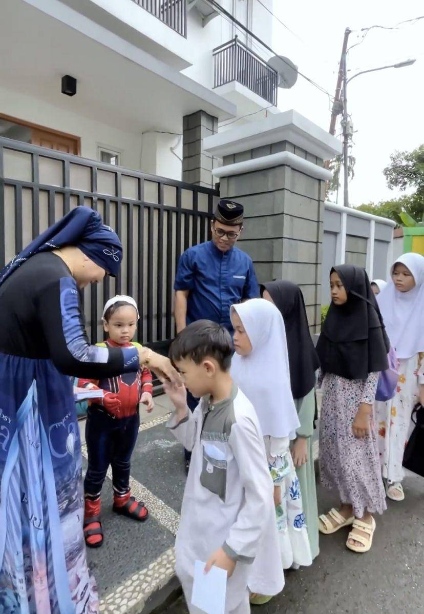 potret orangtua Fuji berbagi rezeki untuk anak yatim di depan rumah (Instagram.com/haji_faisal)