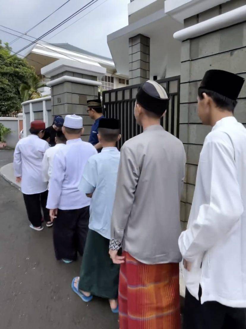 potret orangtua Fuji berbagi rezeki untuk anak yatim di depan rumah (Instagram.com/haji_faisal)
