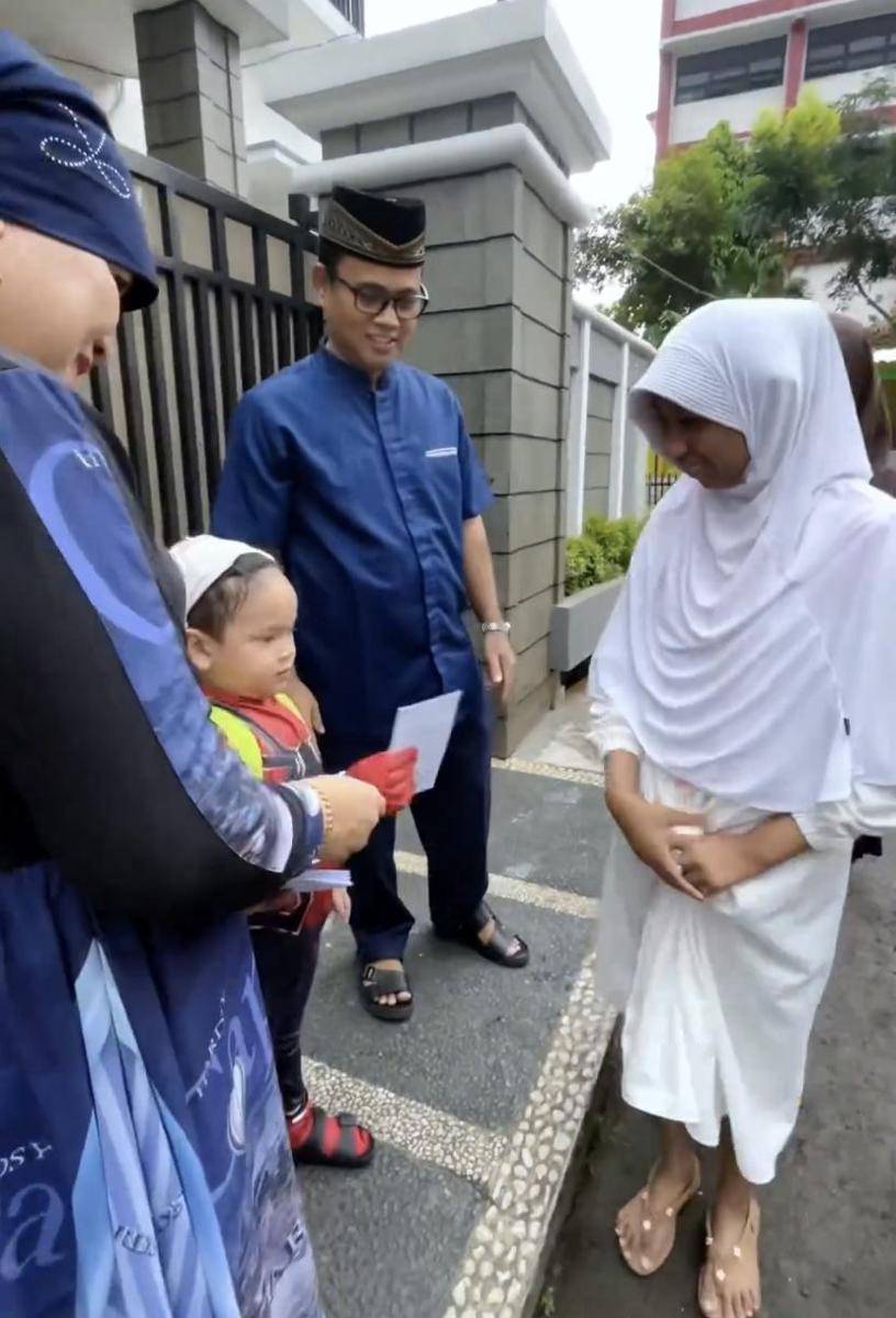 potret orangtua Fuji berbagi rezeki untuk anak yatim di depan rumah (Instagram.com/haji_faisal)
