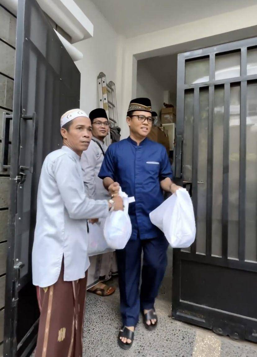 potret orangtua Fuji berbagi rezeki untuk anak yatim di depan rumah (Instagram.com/haji_faisal)