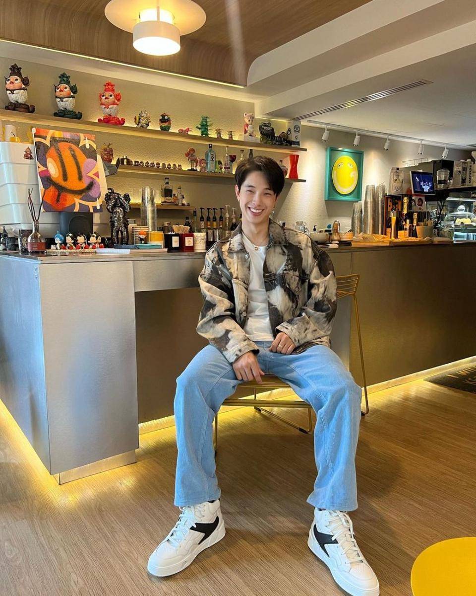 mix and match outer ala Kay Lertsittichai (instagram.com/kayavine)