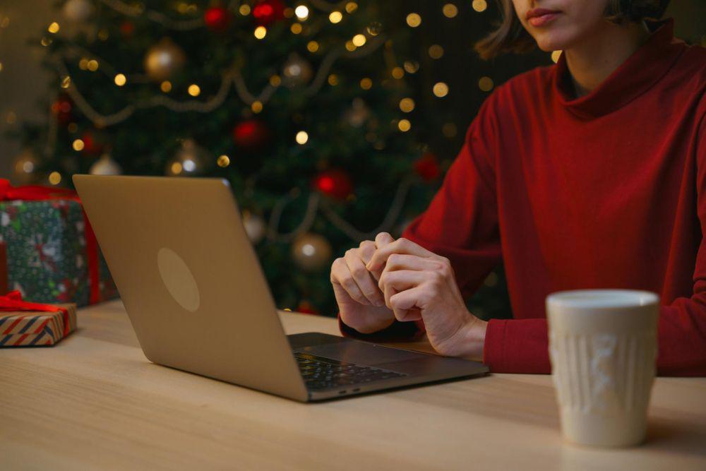 Wanita memandang laptop (pexels.com/TREEDEO.ST)