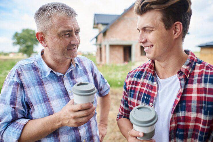 dua pria mengobrol (freepik.com/gpointstudio)