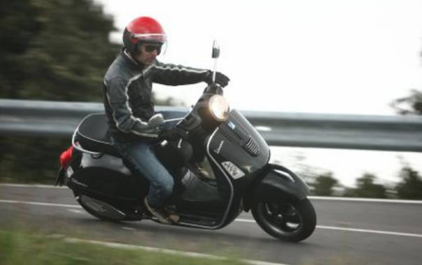 Ilustrasi berkendara dengan Vespa LX (moto39ilblog.it)