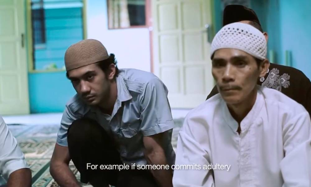 cuplikan film Something in the Way yang dibintangi Reza Rahadian dan Ratu Felisha (YouTube.com/Karuna Pictures)