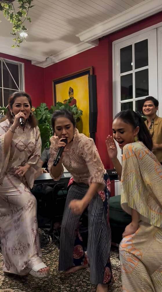 potret Yuni Shara bukber dengan para penyanyi legendaris (instagram.com/yunishara36)