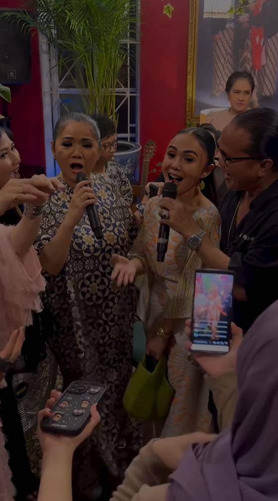 potret Yuni Shara bukber dengan para penyanyi legendaris (instagram.com/yunishara36)