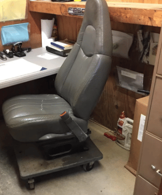 potret kursi terlihat capek (reddit.com/boomboomsaIoon)