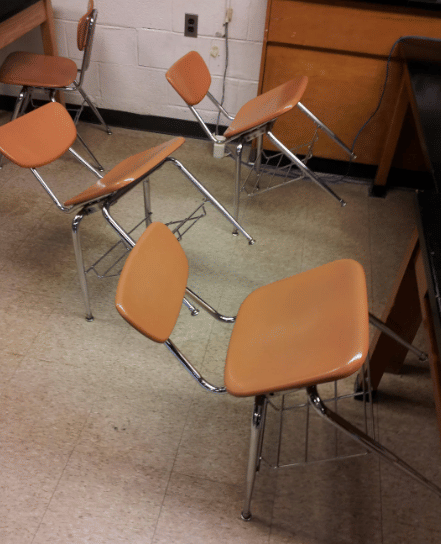 potret kursi terlihat capek (reddit.com/mhurstjr)