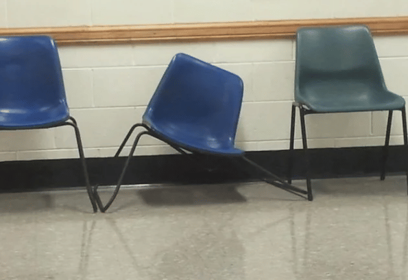 potret kursi terlihat capek (reddit.com/statpicket)