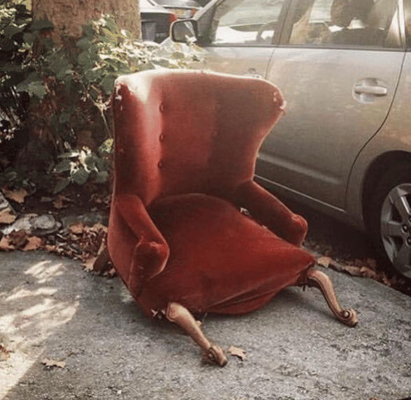 potret kursi terlihat capek (instagram.com/disturbingzone)