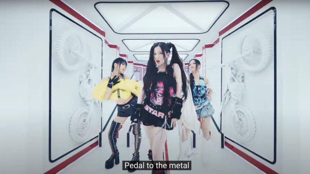 cuplikan video klip SHEESH - BABYMONSTER (youtube.com/babymonster)