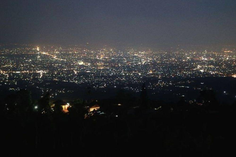 Potret pemandangan Bandung dari Bukit Moko