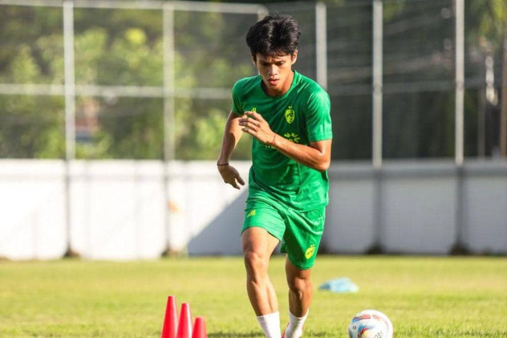 Winger PSM Makassar Dzaky Asraf dalam sesi latihan rutin di Stadion Kalegowa Gowa pada Februari 2024. (Instagram.com/psm_makassar)