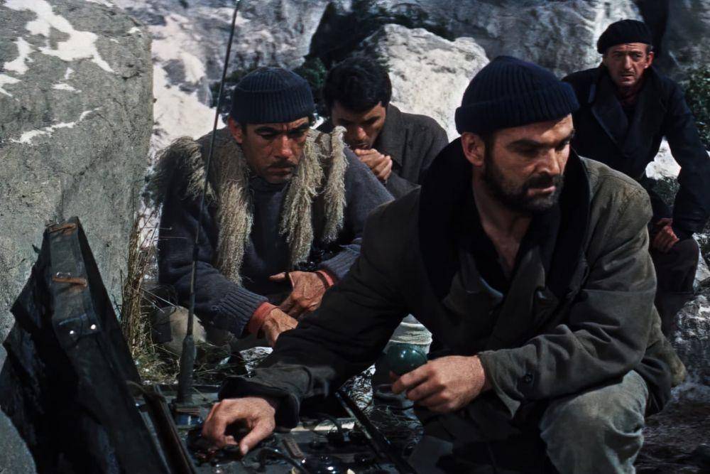 cuplikan adegan dalam film The Guns of Navarone (dok. Highroad Productions/The Guns of Navarone)