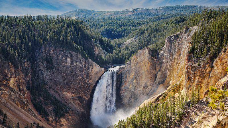 Taman Nasional Yellowstone yang indah di AS merupakan bagian dari Pegunungan Rocky (commons.wikimedia.org/Thisisjacobcardel)