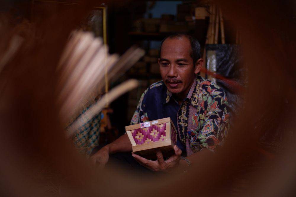 Kamirin saat menunjukkan karya anyaman bambu lain. IDN Times/ Bramanta Pamungkas