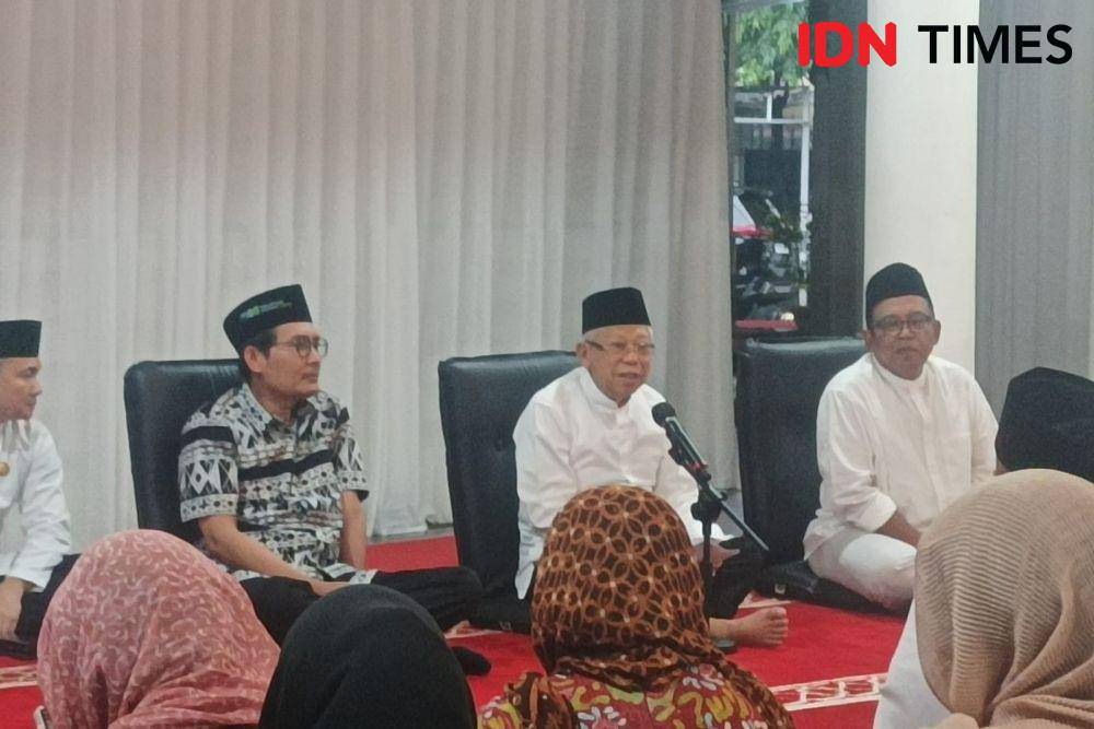 Wapres Ma'ruf Amin di rumah dinas, Senin (1/4/2024). (IDN Times/Dini Suciatiningrum)