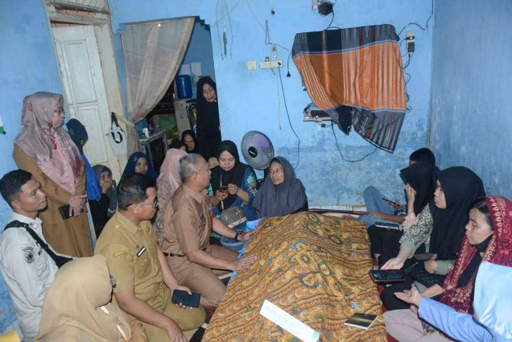 Jenazah Muhammad Mulkan, PPPK Pemkot Makassar disemayamkan di rumahnya, Senin (1/4/2024). Dok. IDN Times/Humas Pemkot Makassar
