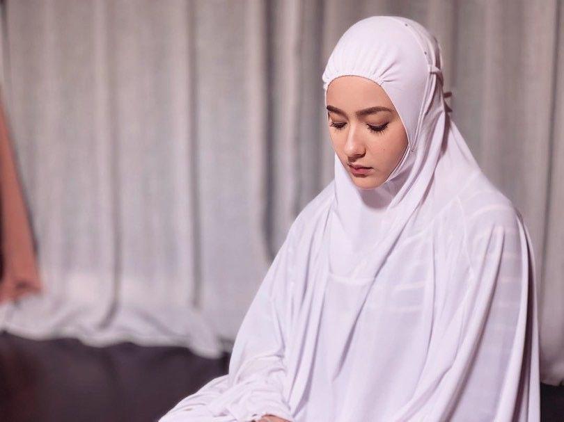 5 Jenis Kain yang Bagus Digunakan Sebagai Bahan Mukena, Nyaman!