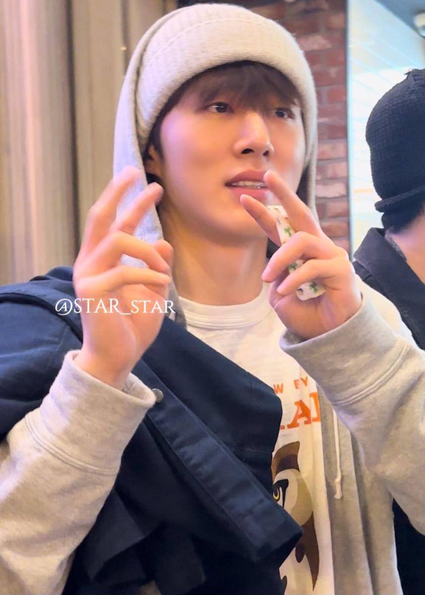 potret B.I di premier film JUNE Again 1997 bareng member iKON (x.com/star_star1219)
