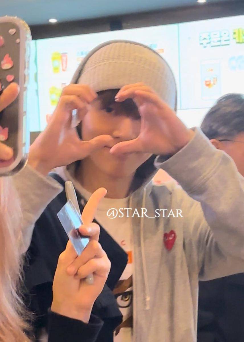 potret B.I di premier film JUNE Again 1997 bareng member iKON (x.com/star_star1219)