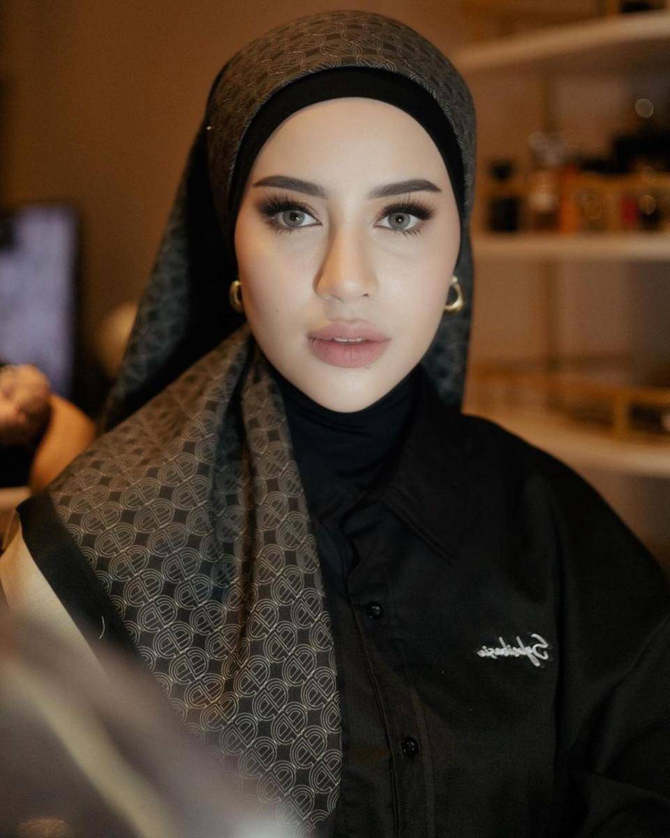 inspirasi makeup soft untuk lebaran ala Aghnia Punjabi (instagram.com/emyaghnia)