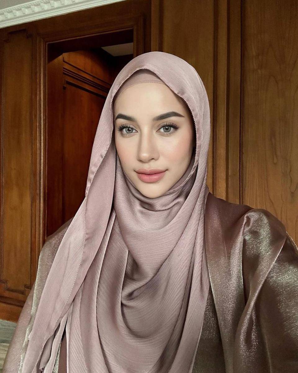inspirasi makeup soft untuk lebaran ala Aghnia Punjabi (instagram.com/emyaghnia)