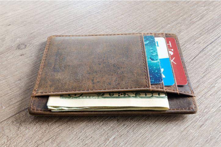 ilustrasi dompet kulit warna coklat (pexels.com/Lukas)