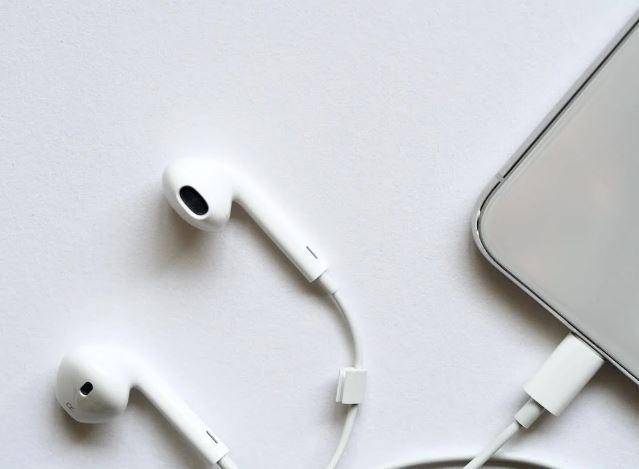 ilustrasi earphone (pexels.com/Jess Bailey Designs)