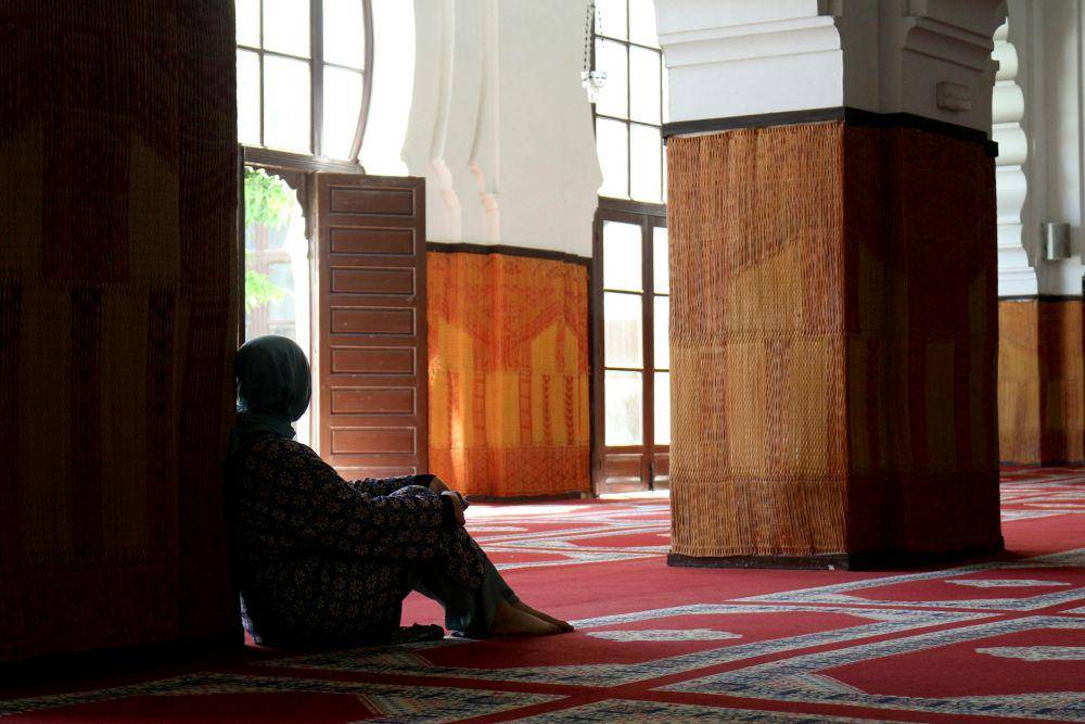 ilustrasi seseorang duduk di masjid (pexels.com/Beyza Taylan)