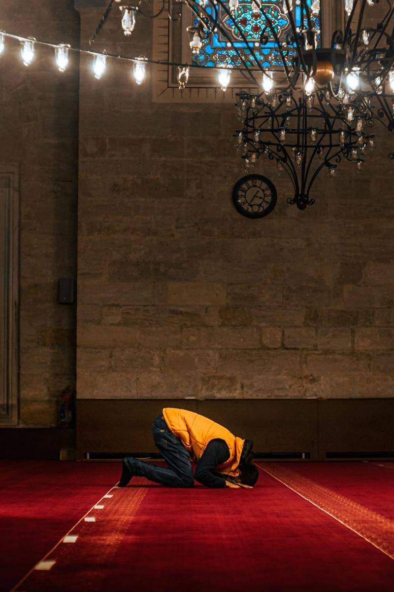 Ilustrasi gerakan sujud dalam salat (unsplash.com/@imadalassiry)