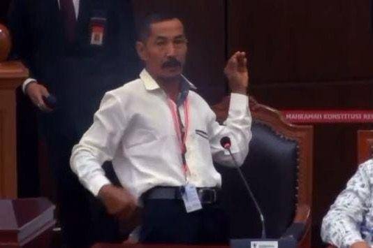 Saksi yang diundang paslon 03 Ganjar-Mahfud, Memed Alijaya dalam sidang PHPU pada Selasa (2/4/2024). (youtube.com/Mahkamah Konstitusi RI)