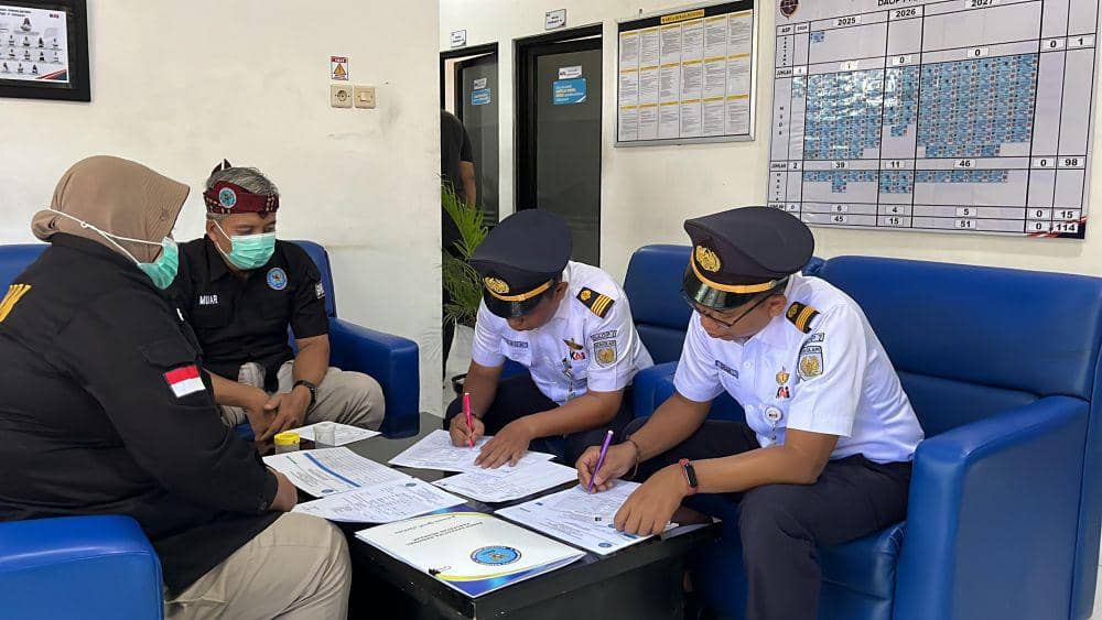 Daop 7 Madiun bekerjasama dengan BNN Nganjuk dan Blitar untuk melaksanakan tes narkoba secara acak kepada 90 pekerja, termasuk Masinis, Asisten Masinis, Kondektur, Teknisi Kereta Api, Polsuska, Petugas Penjaga Perlintasan, Security, dan pekerja operasional lainnya. IDN Times/ Humas KAI Daop 7 Madiun